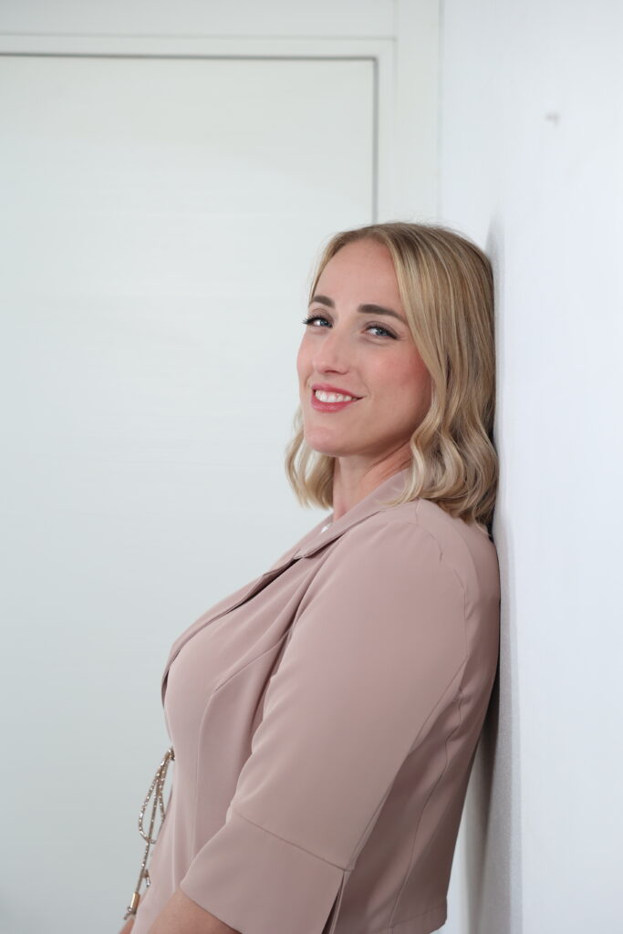 Naima Giovannini sorridente, digital marketing e Meta Ads per imprenditrici e professioniste
